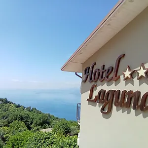 Hotel Laguna, Pai